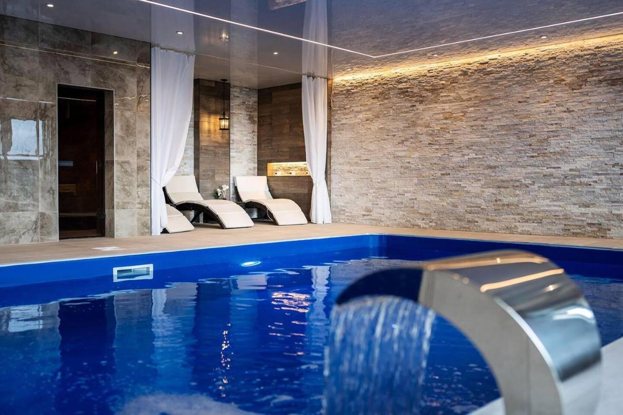 Clwyd Gate Manor Pool Sauna Hottub Cave Wales ルシン エクステリア 写真