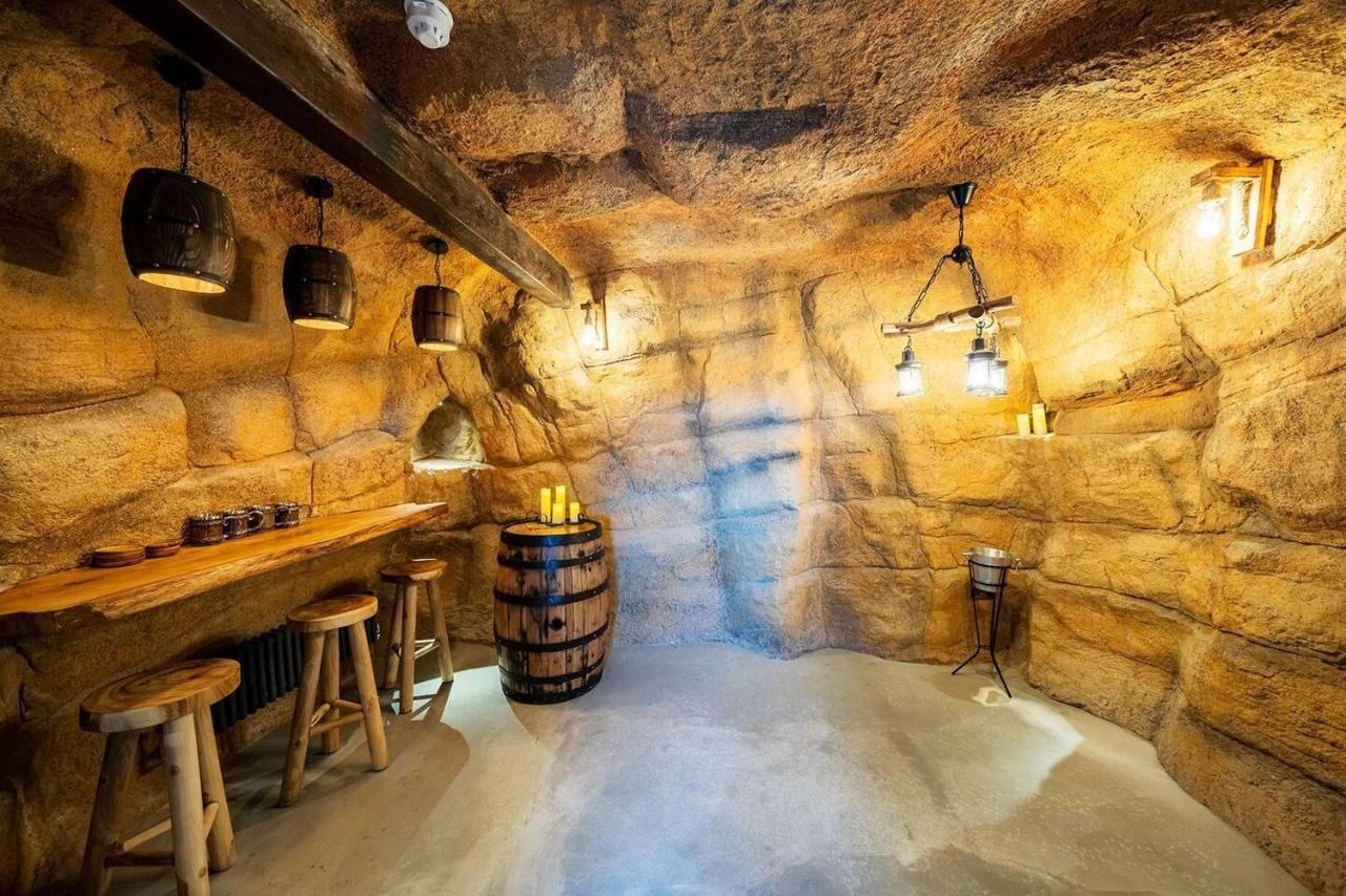 Clwyd Gate Manor Pool Sauna Hottub Cave Wales ルシン エクステリア 写真