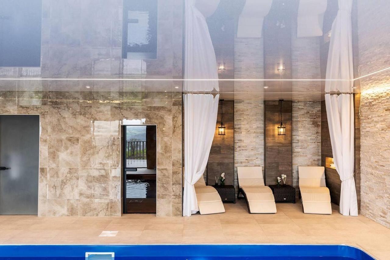 Clwyd Gate Manor Pool Sauna Hottub Cave Wales ルシン エクステリア 写真