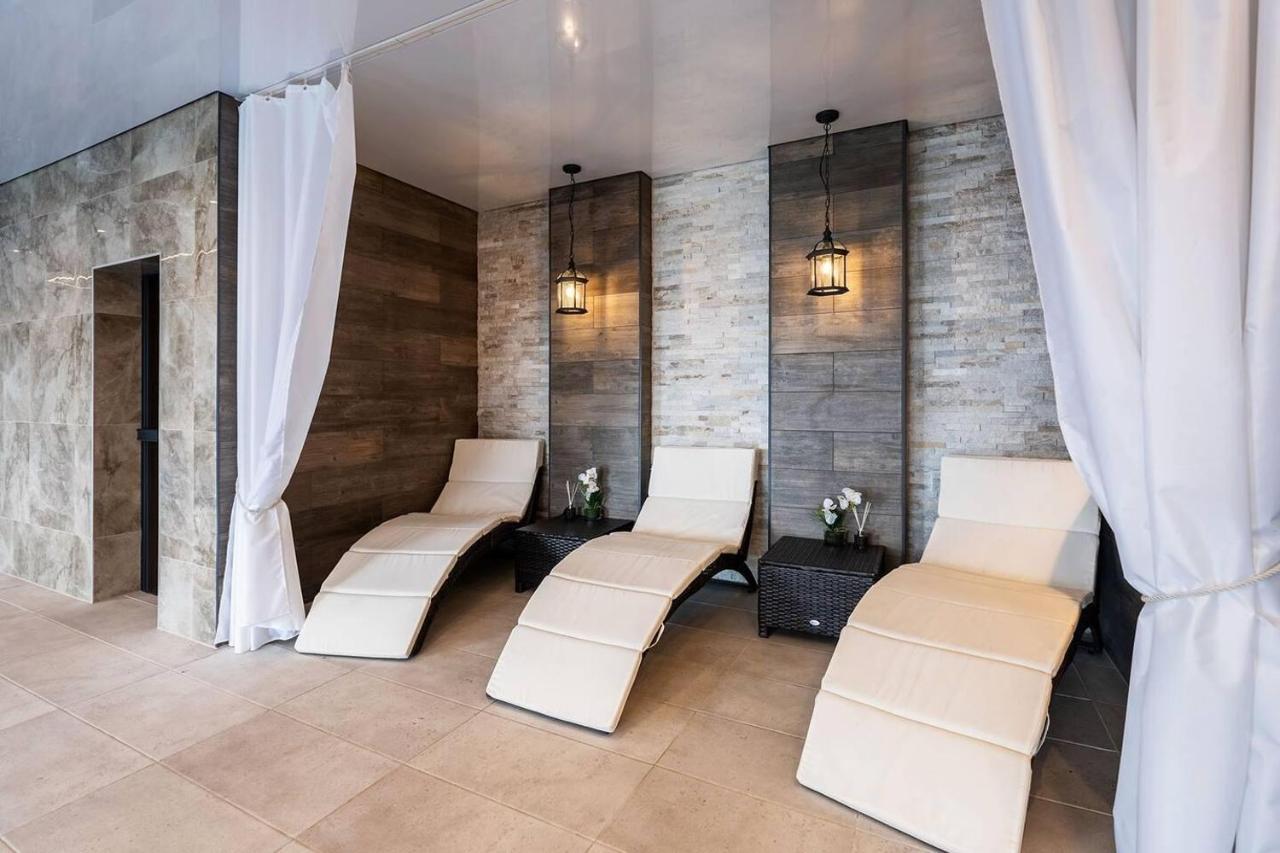Clwyd Gate Manor Pool Sauna Hottub Cave Wales ルシン エクステリア 写真