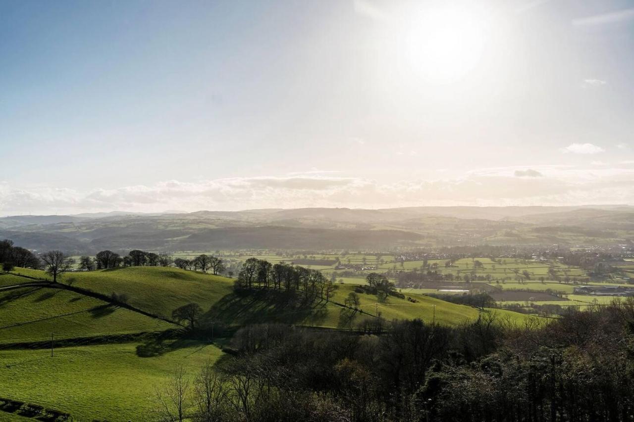 Clwyd Gate Manor Pool Sauna Hottub Cave Wales ルシン エクステリア 写真
